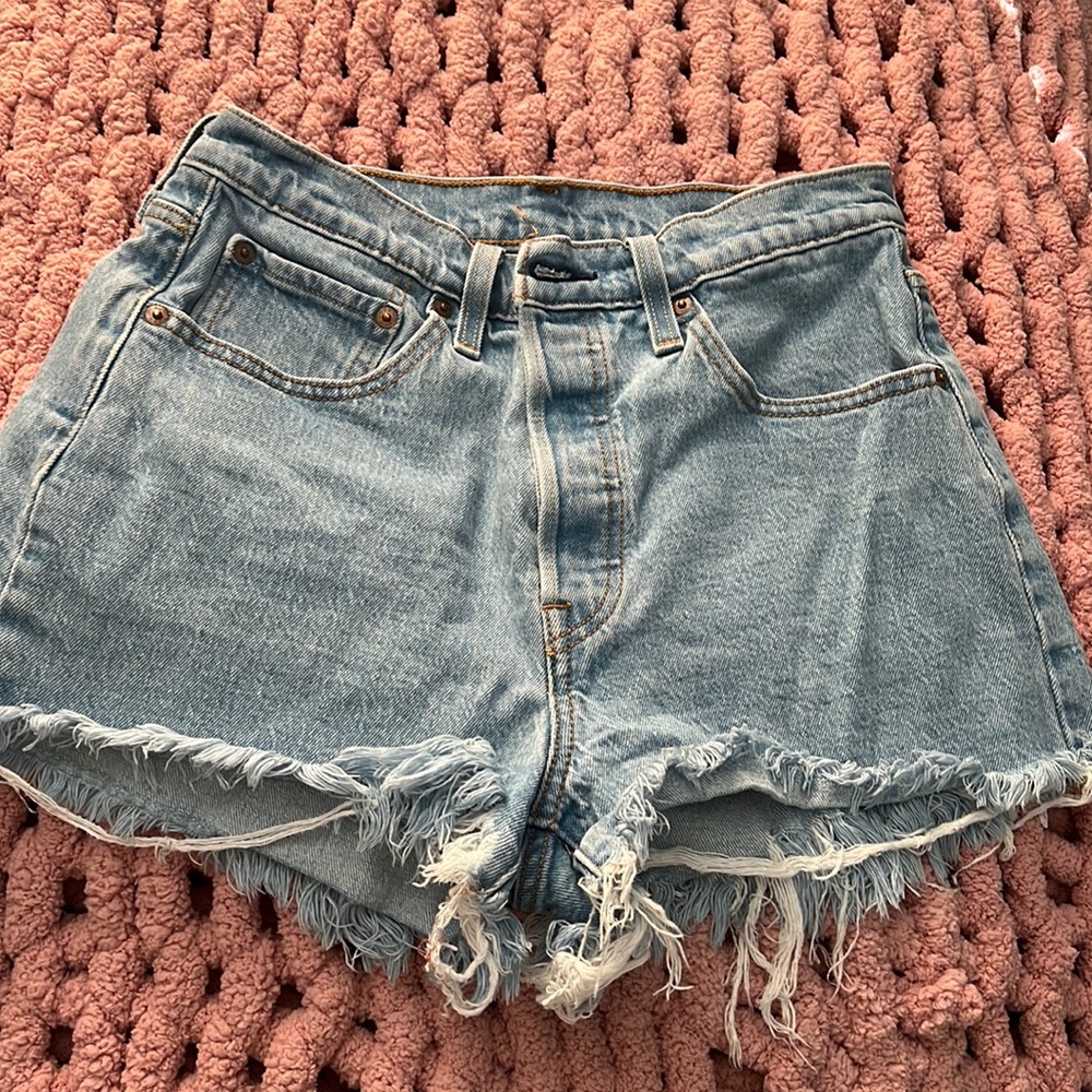 LEVI 501 JEAN SHORTS!!!